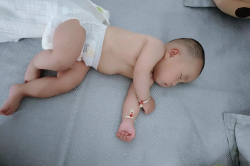 安阳宝宝胳膊上起红疙瘩